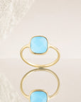 Détail bague Antonin zirconia bleue plaqué or 18 carats – Jossepo