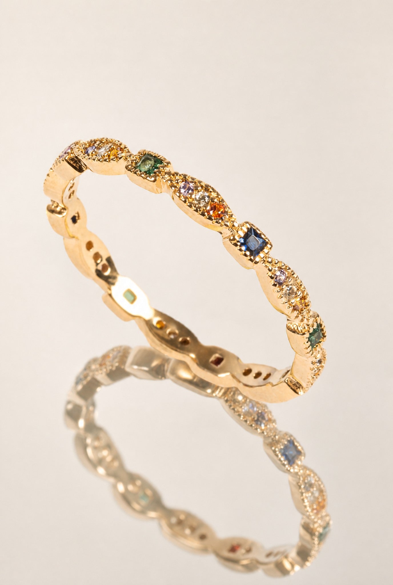Détail bague Arcoiris zirconias colorées plaqué or 18 carats – Jossepo