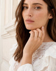 Bague Arcoiris portée à la main style lumineux et moderne – Jossepo