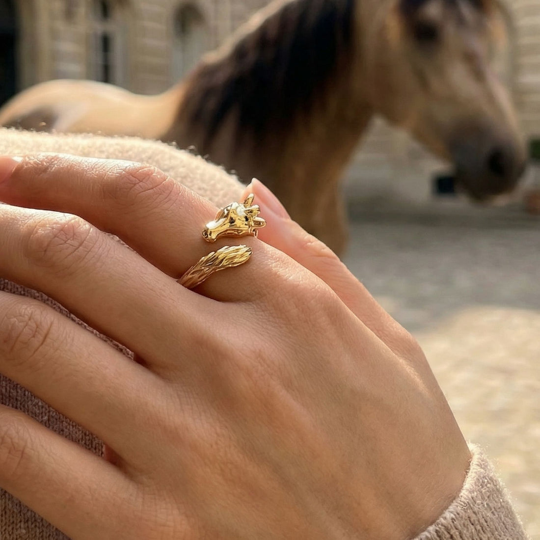 Bague Cheval portée à la main bijou de caractère femme – Jossepo