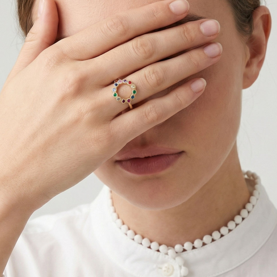 Bague Lucia en plaqué or 3 microns avec zircons multicolores portée par une femme – Jossepo