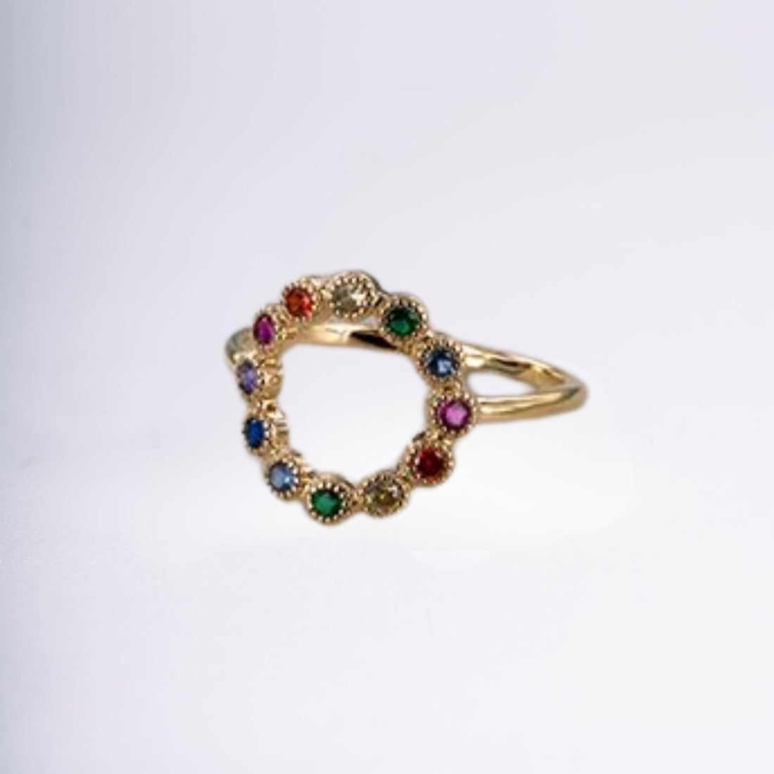 Bague Claudine ornée de zircons multicolores en plaqué or portée en gros plan – Jossepo