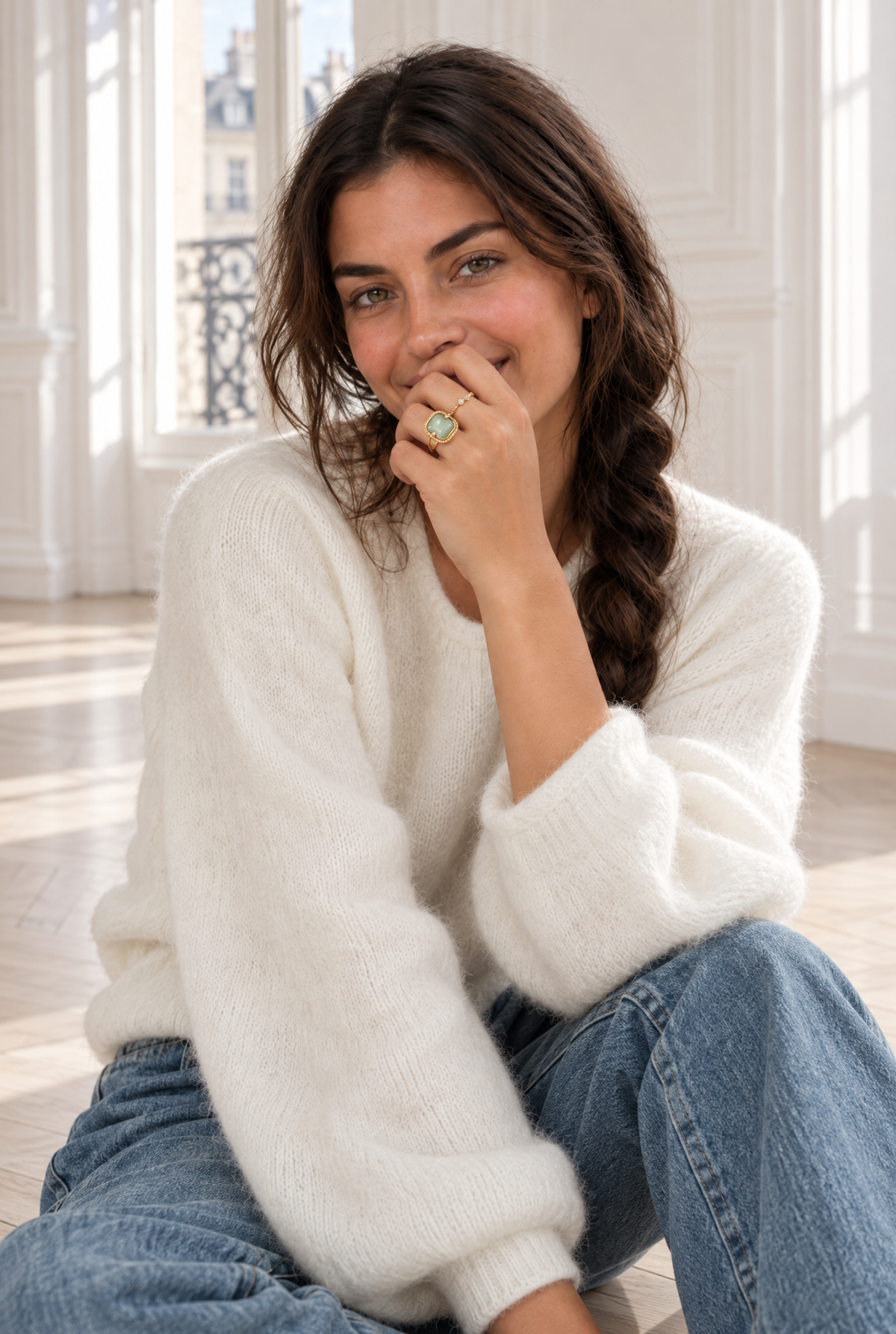Bague Concorde en plaqué or et zircon bleu turquoise portée par une femme – Jossepo