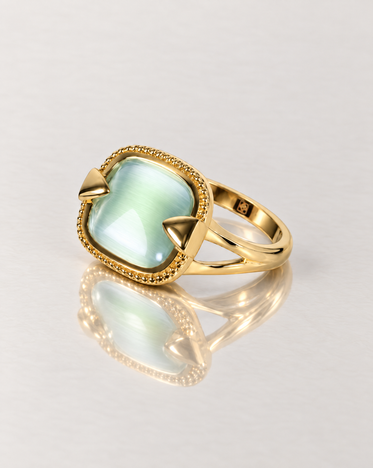 Bague Concorde dorée avec pierre bleu turquoise et monture ajourée, vue de côté – Jossepo
