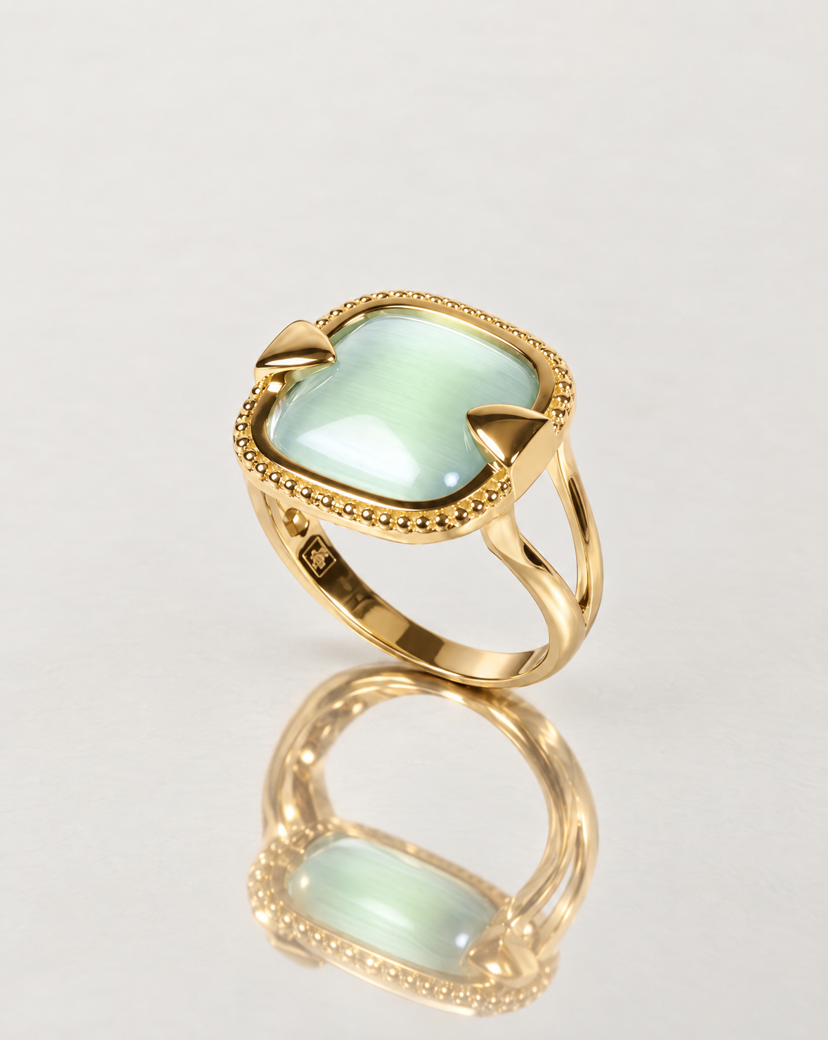 Bague Concorde en plaqué or avec zircon bleu turquoise, vue de face – Jossepo