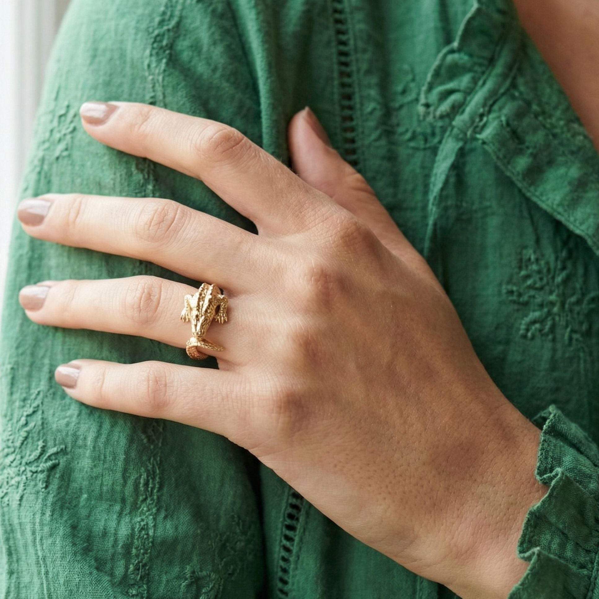 Bague Crocodile portée à la main style audacieux et moderne – Jossepo