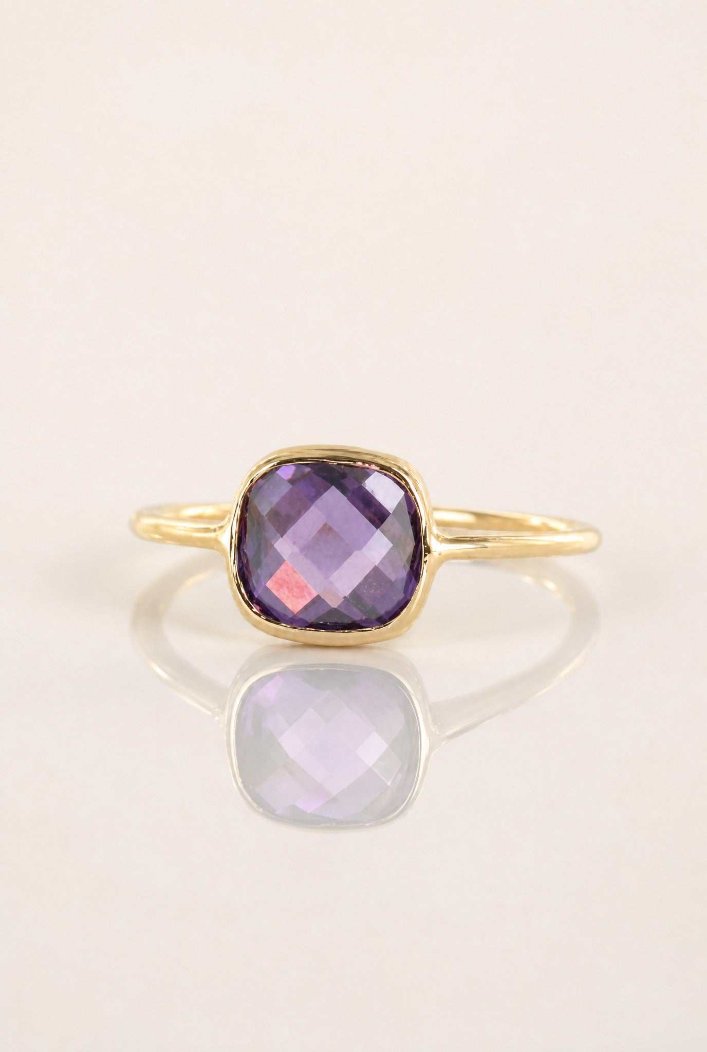 Détail bague Delia zirconia violette facettée plaqué or 18 carats – Jossepo