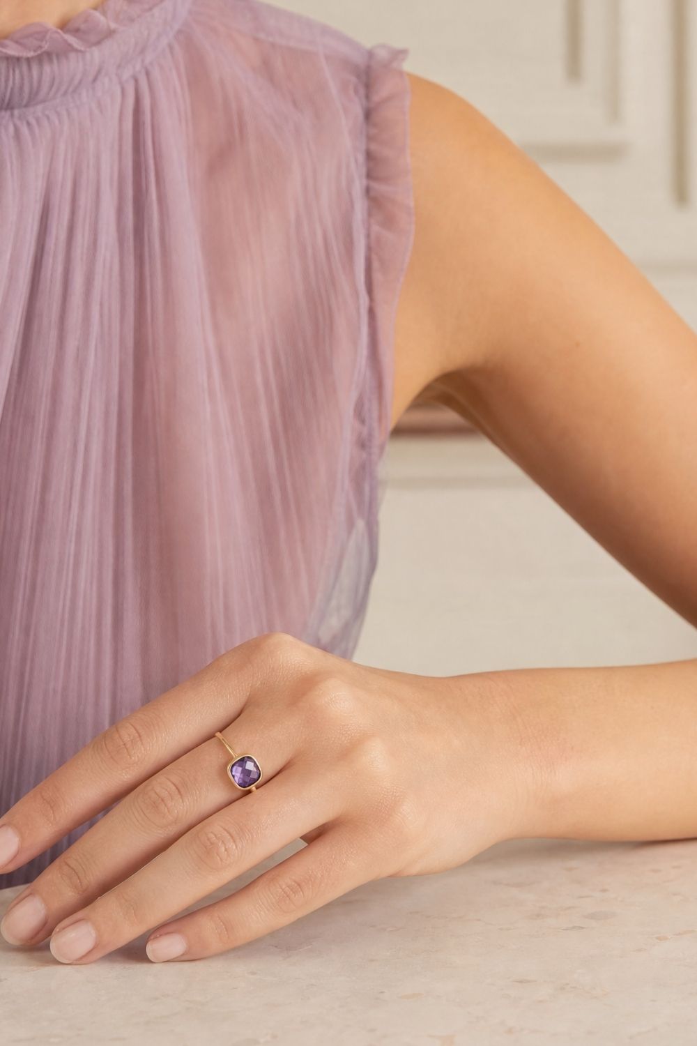 Bague Delia portée à la main style élégant et raffiné – Jossepo