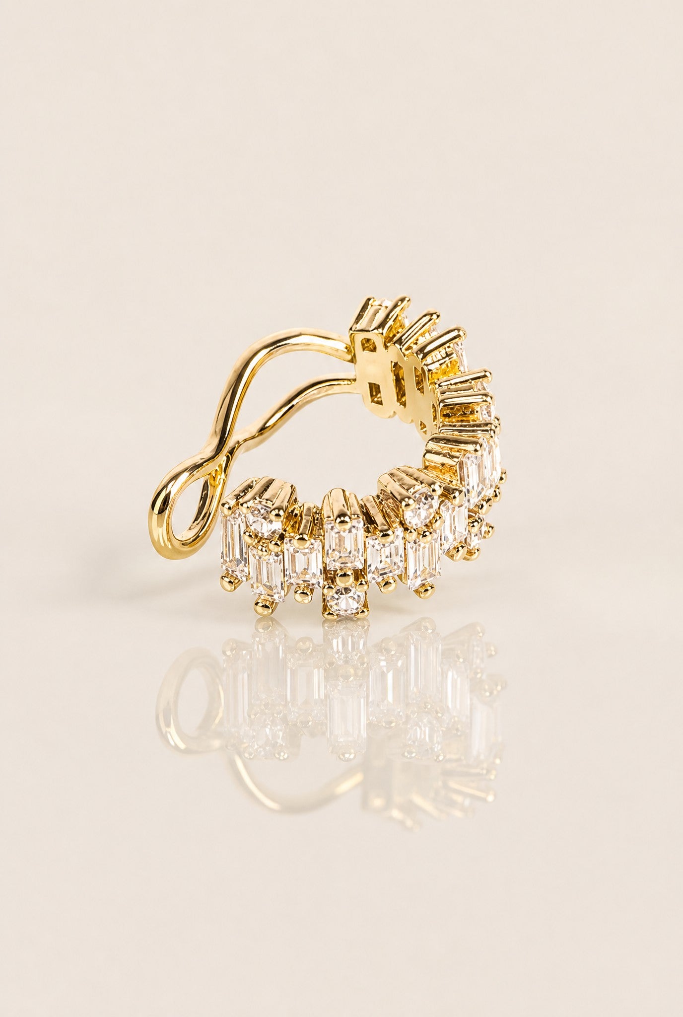 Détail bague d’oreille Feder plaqué or 18 carats bijou raffiné – Jossepo