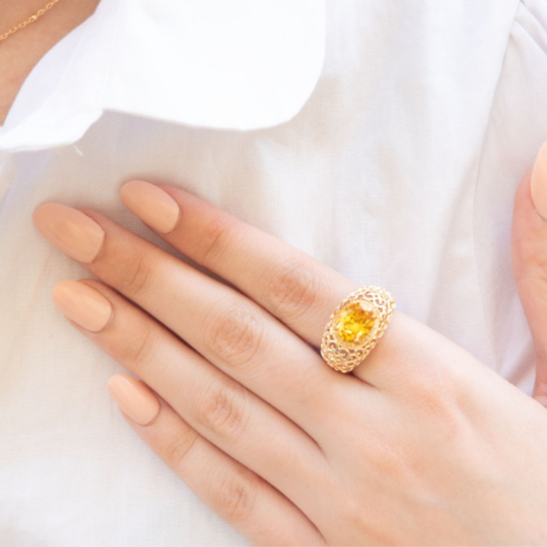 Bague filigrane dorée sertie d’une pierre jaune