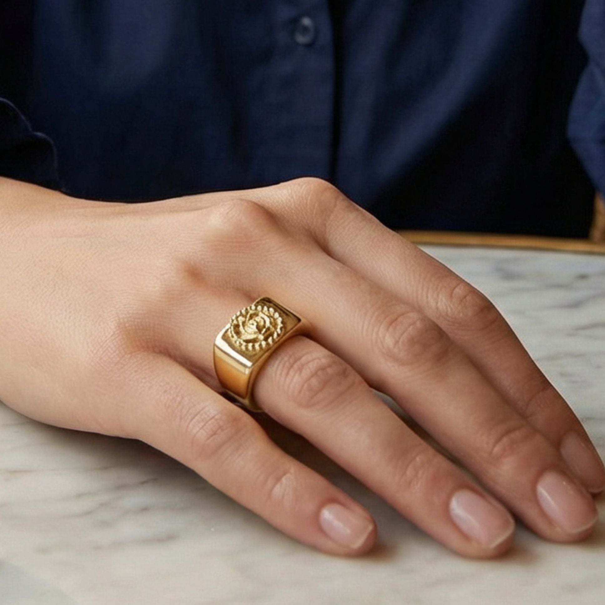 Bague Frida portée à la main en plaqué or 18 carats – Jossepo