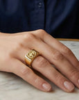 Bague Frida portée à la main en plaqué or 18 carats – Jossepo