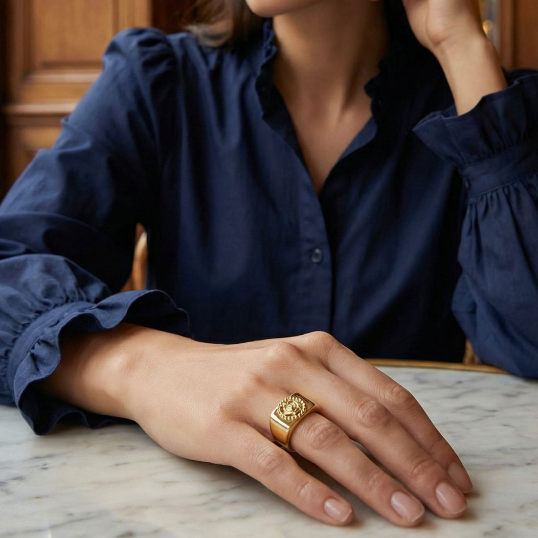 Vue profil de la bague Frida plaquée or 18 carats – Jossepo