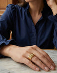 Vue profil de la bague Frida plaquée or 18 carats – Jossepo