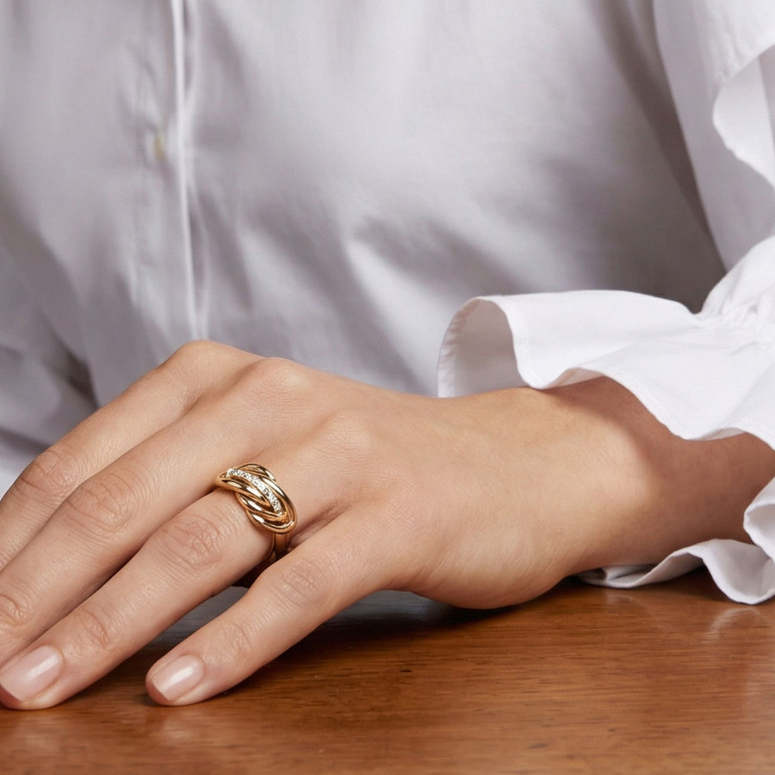 Bague Hilda plaqué or 18 carats portée à la main – Jossepo