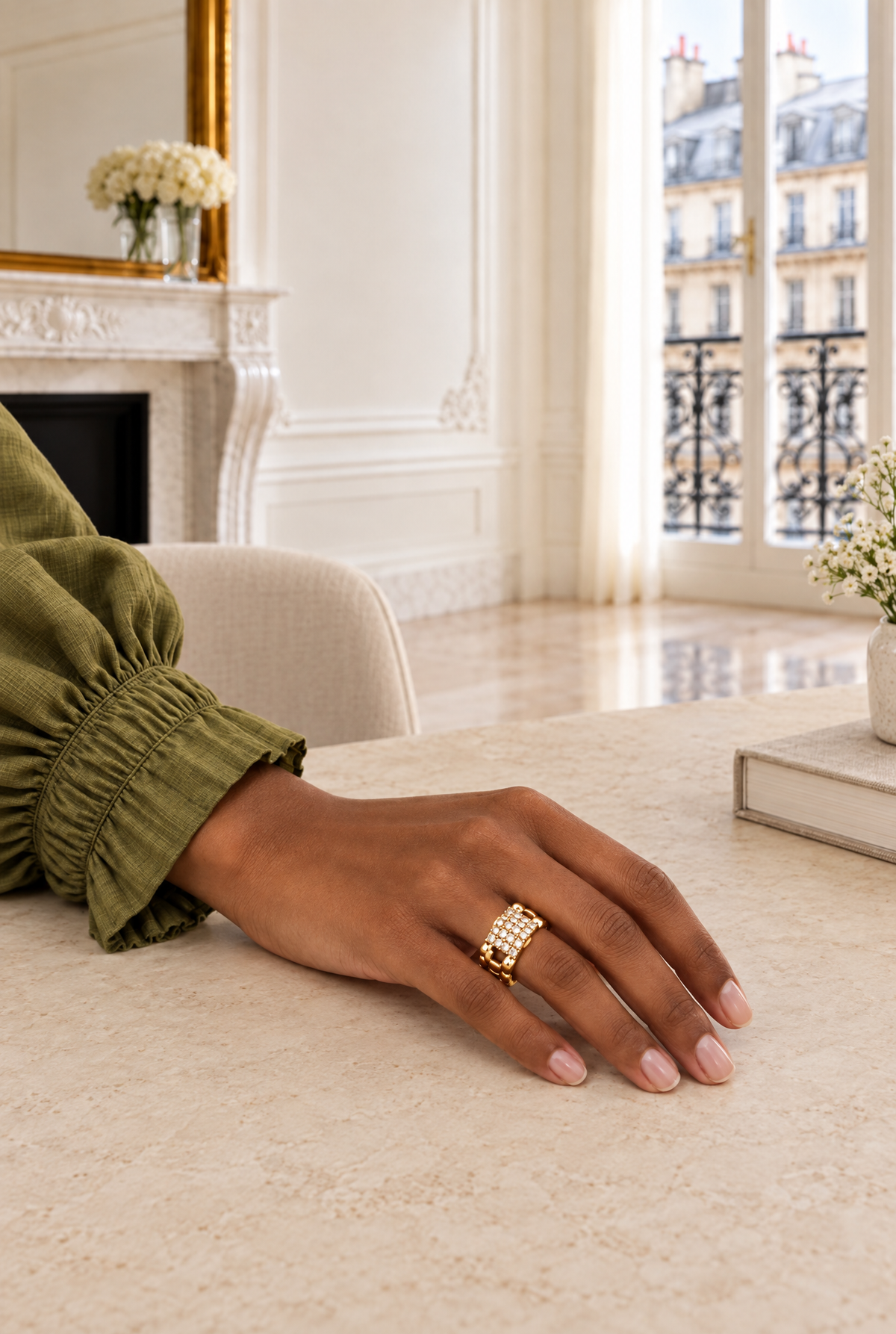 Bague Iéna dorée à maillons avec zirconias blancs portée à la main – Jossepo
