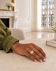 Bague Iéna dorée à maillons avec zirconias blancs portée à la main – Jossepo