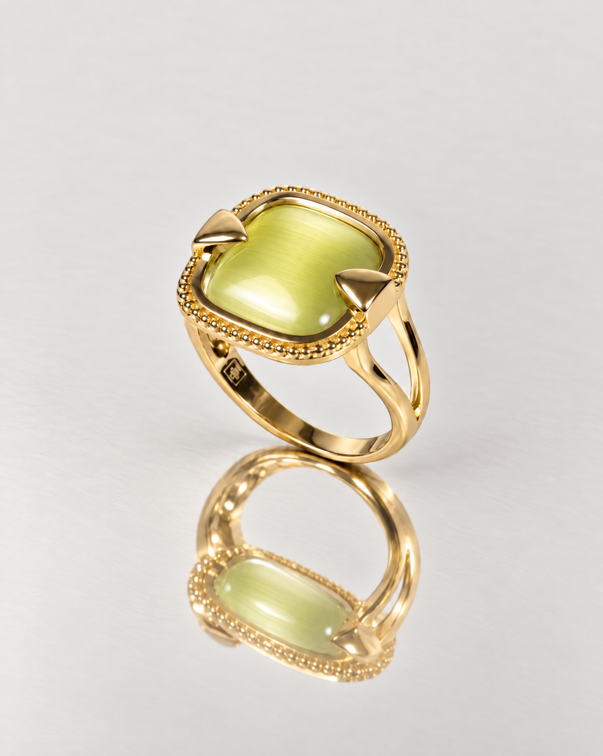 Bague dorée Kléber avec pierre verte et monture ajourée, vue de face – Jossepo