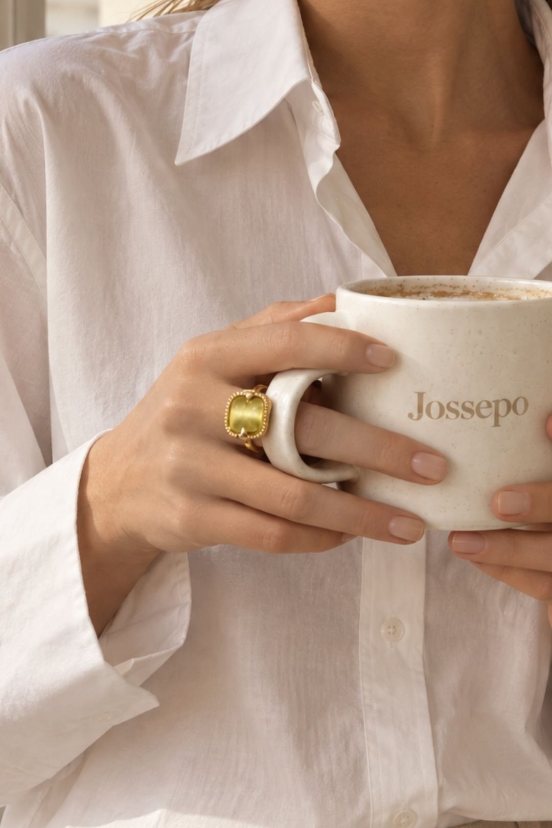 Bague Kléber en plaqué or et pierre verte portée par une femme tenant une tasse – Jossepo