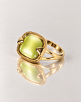 Bague Kléber en plaqué or avec pierre verte lumineuse, vue de côté – Jossepo