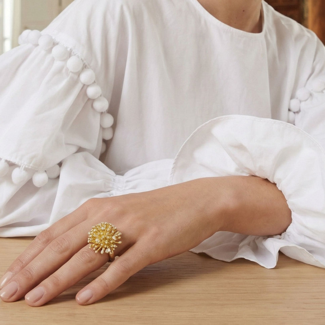 Détail des zircons de la bague Lisa plaquée or – Jossepo