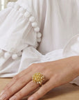 Détail des zircons de la bague Lisa plaquée or – Jossepo