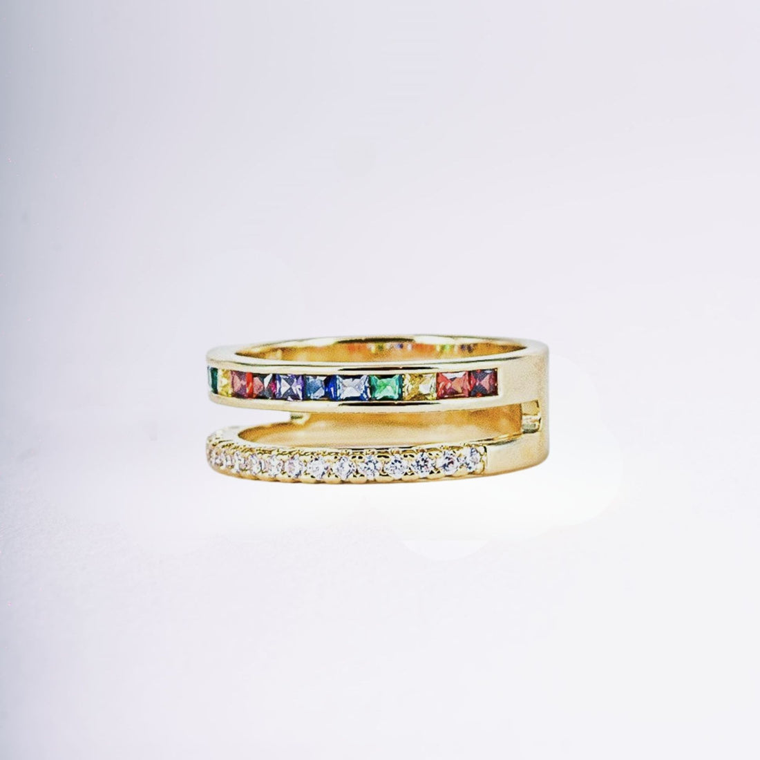 Bague Lucia en plaqué or 3 microns portée par une femme élégante – Jossepo