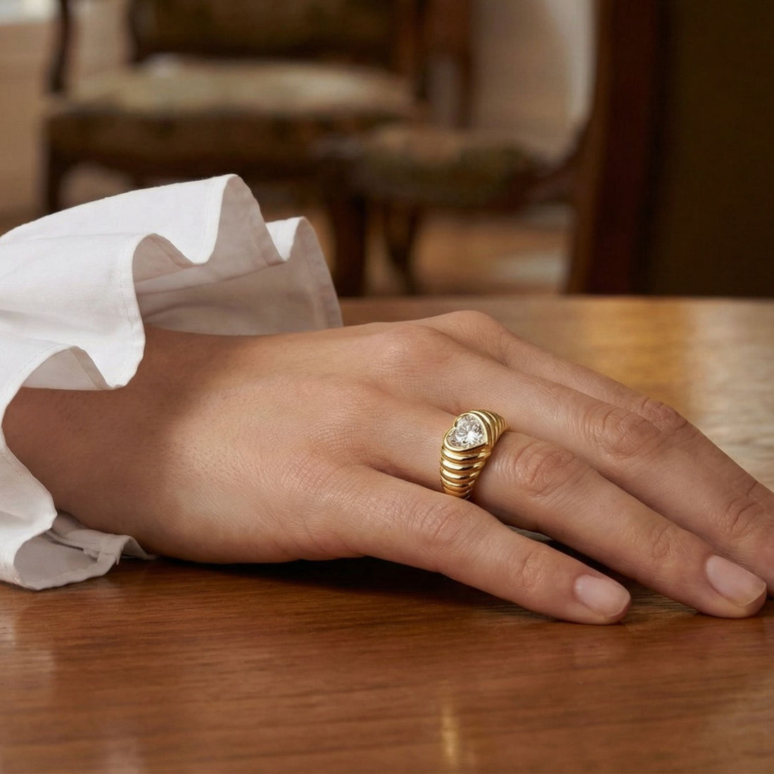 Bague Manao plaquée or 18 carats portée à la main – Jossepo