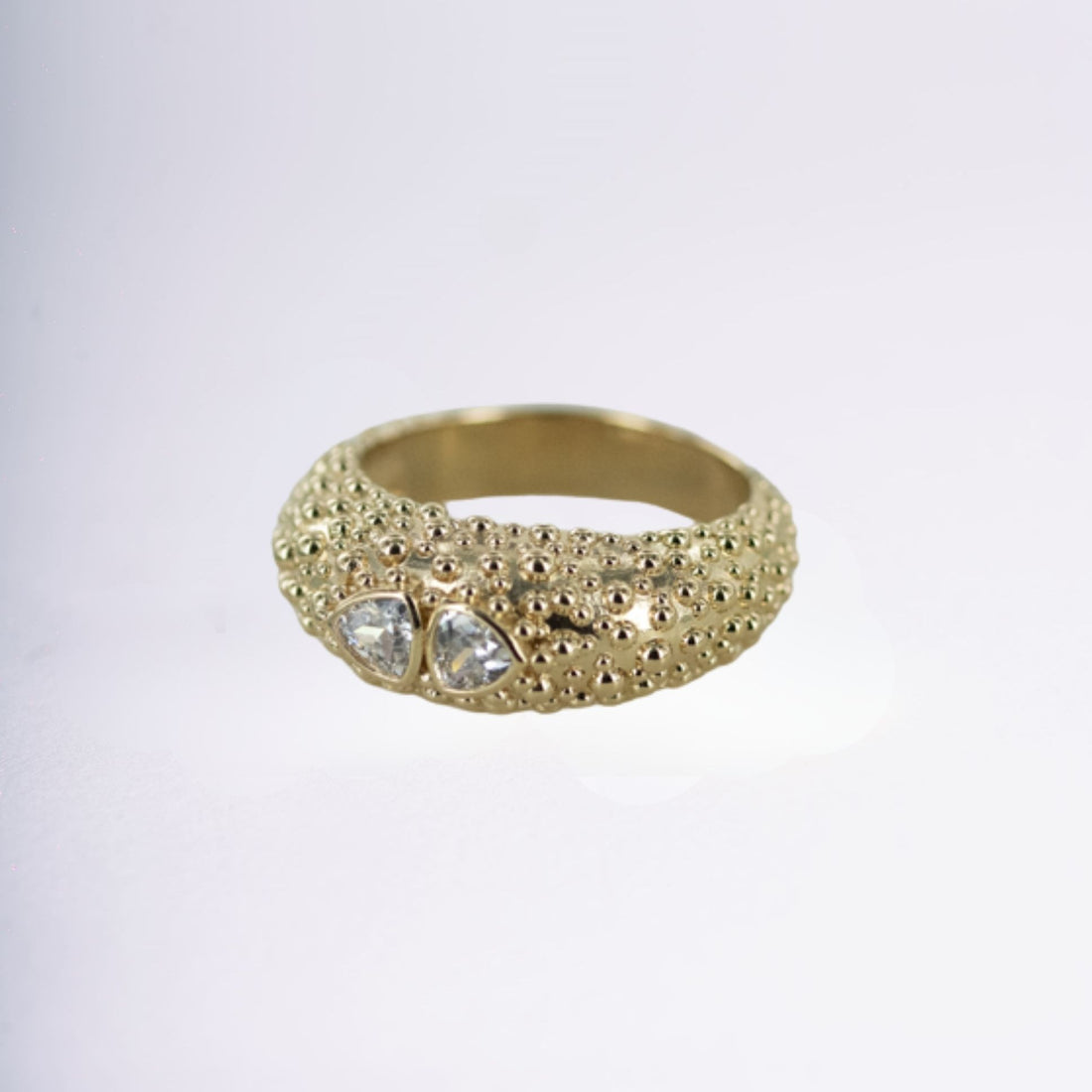 Bague Marcella en plaqué or 3 microns au design moderne portée à la main – Jossepo