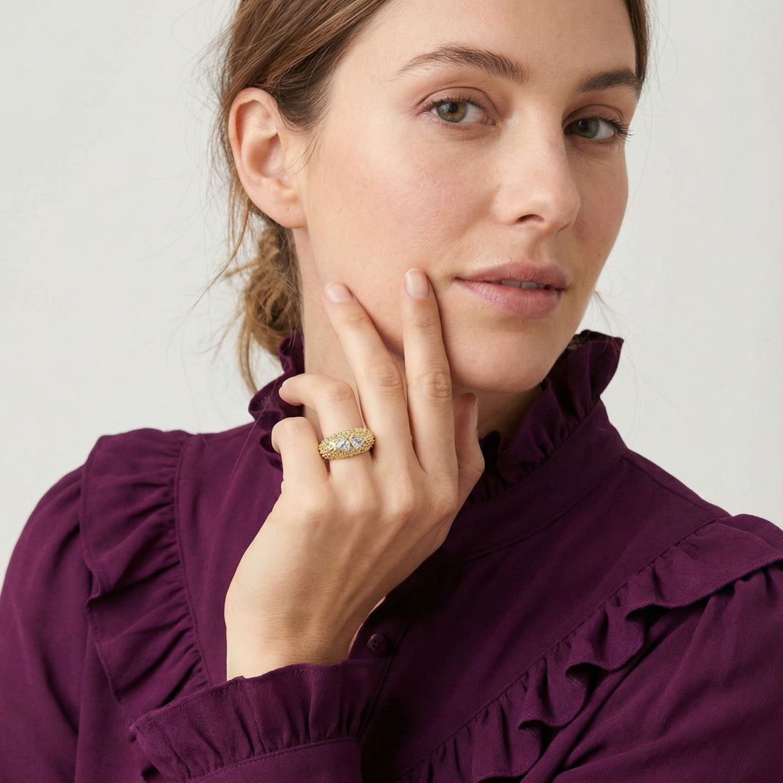 Détail de la bague Marcella en plaqué or 3 microns finition élégante – Jossepo