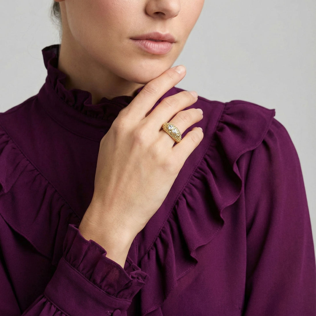 Bague Marcella en plaqué or portée en accumulation style chic – Jossepo