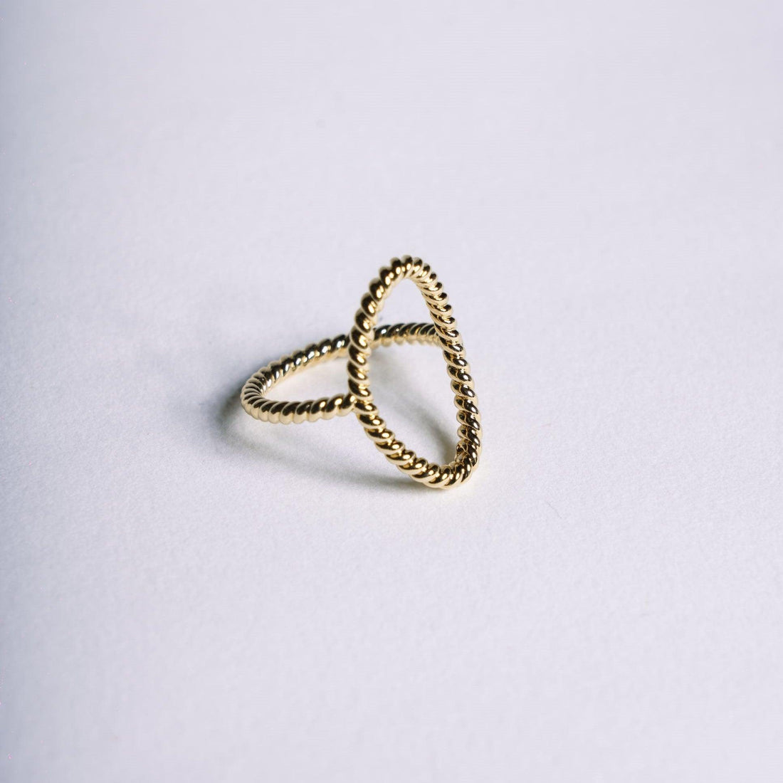 Bague MARIUS en plaqué or 18 carats avec design ovale incliné