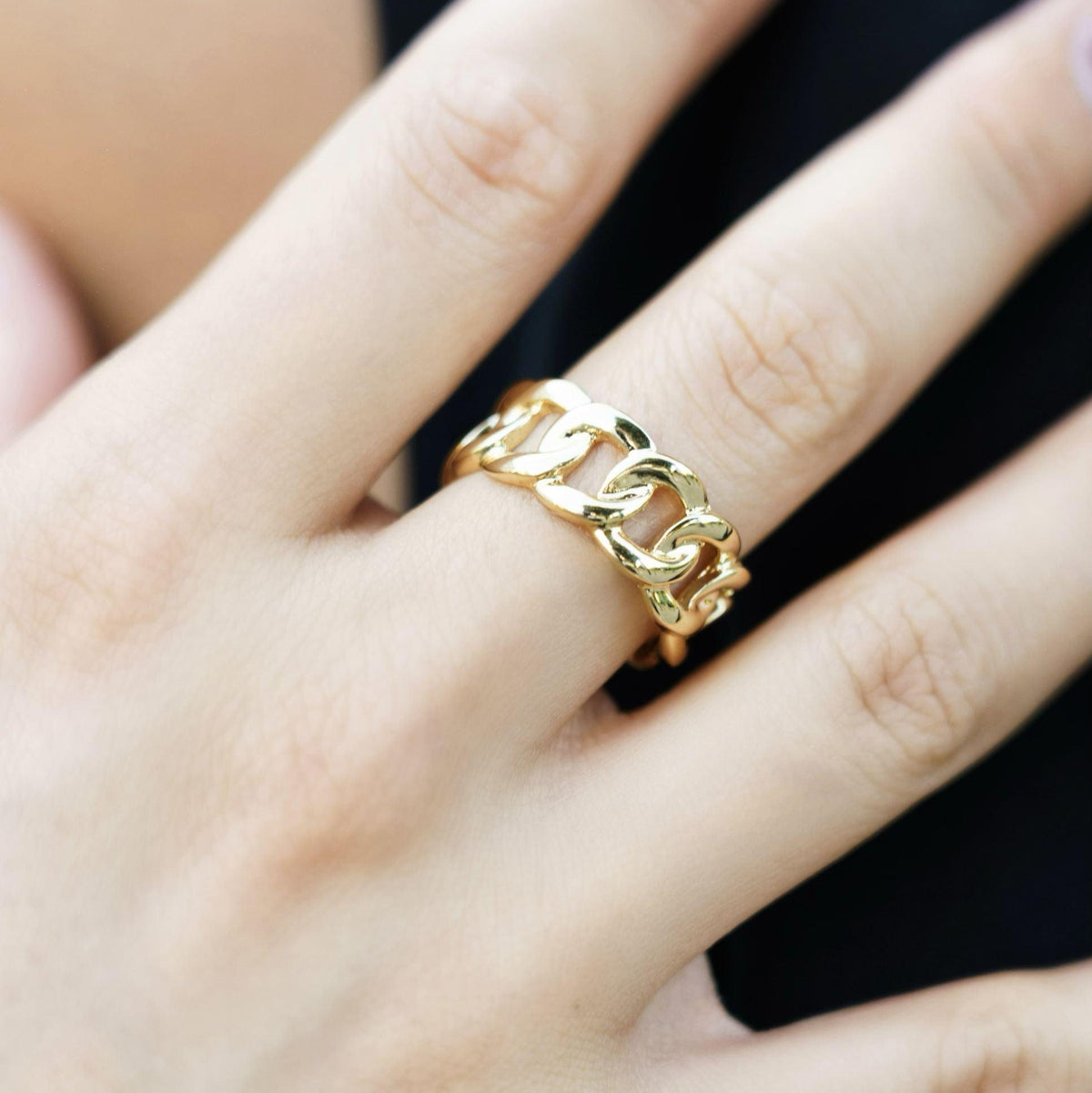 Bague Mila à maillons dorés portée à la main