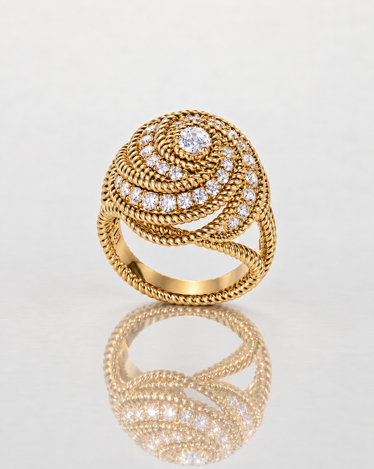 Bague spirale dorée femme Mirabeau ornée de pierres scintillantes, vue de face – Jossepo