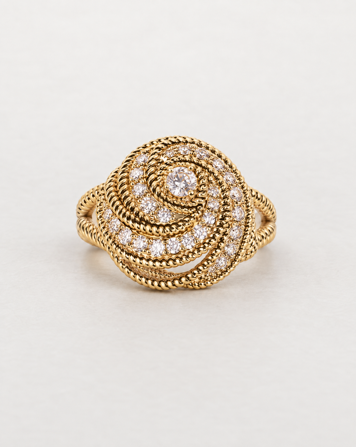 Bague Mirabeau en plaqué or 3 microns, design spirale torsadée et pierres brillantes, vue de profil – Jossepo