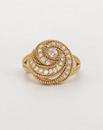 Bague Mirabeau en plaqué or 3 microns, design spirale torsadée et pierres brillantes, vue de profil – Jossepo