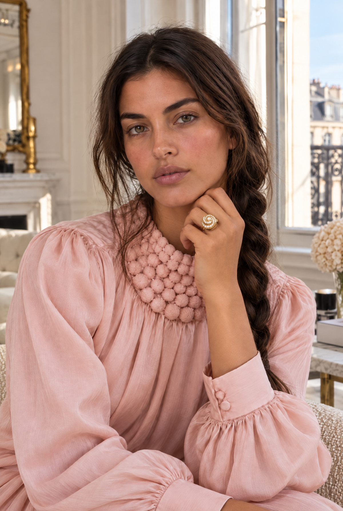 Bague Mirabeau spirale dorée en plaqué or portée par une femme avec une blouse rose – Jossepo