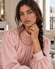 Bague Mirabeau spirale dorée en plaqué or portée par une femme avec une blouse rose – Jossepo