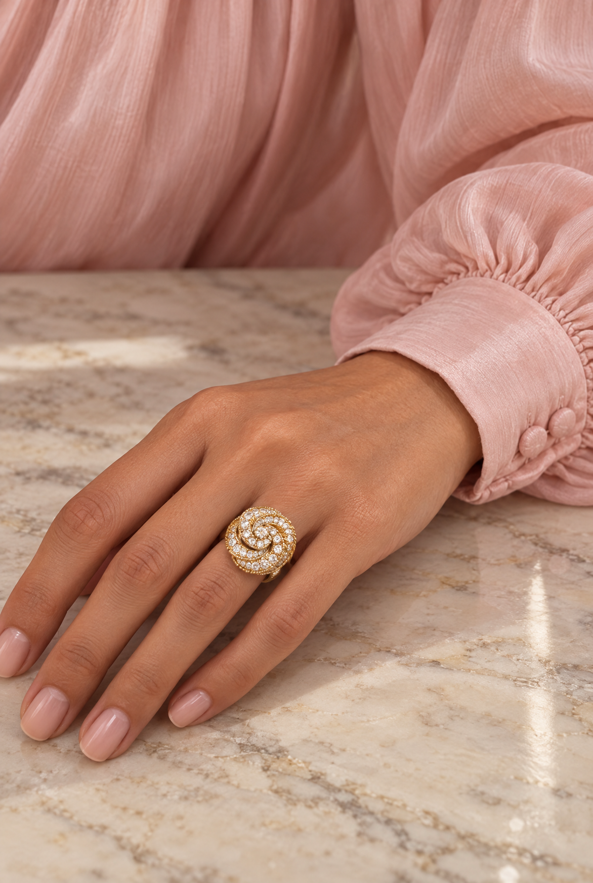 Bague torsadée Mirabeau en plaqué or avec pierres scintillantes portée à la main – Jossepo