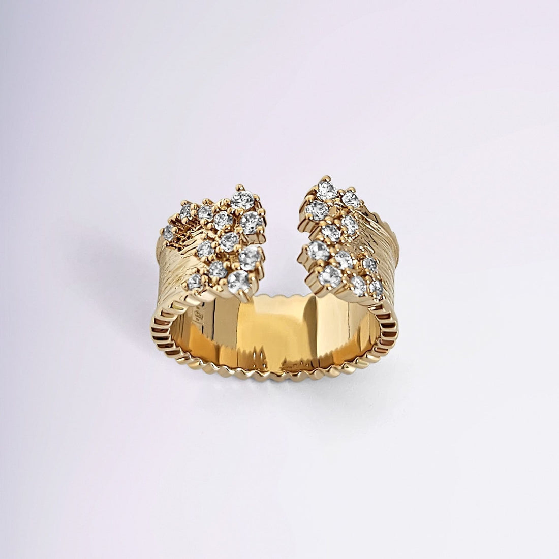Détail des zircons sertis sur la Bague monalisa en plaqué or 18 carats