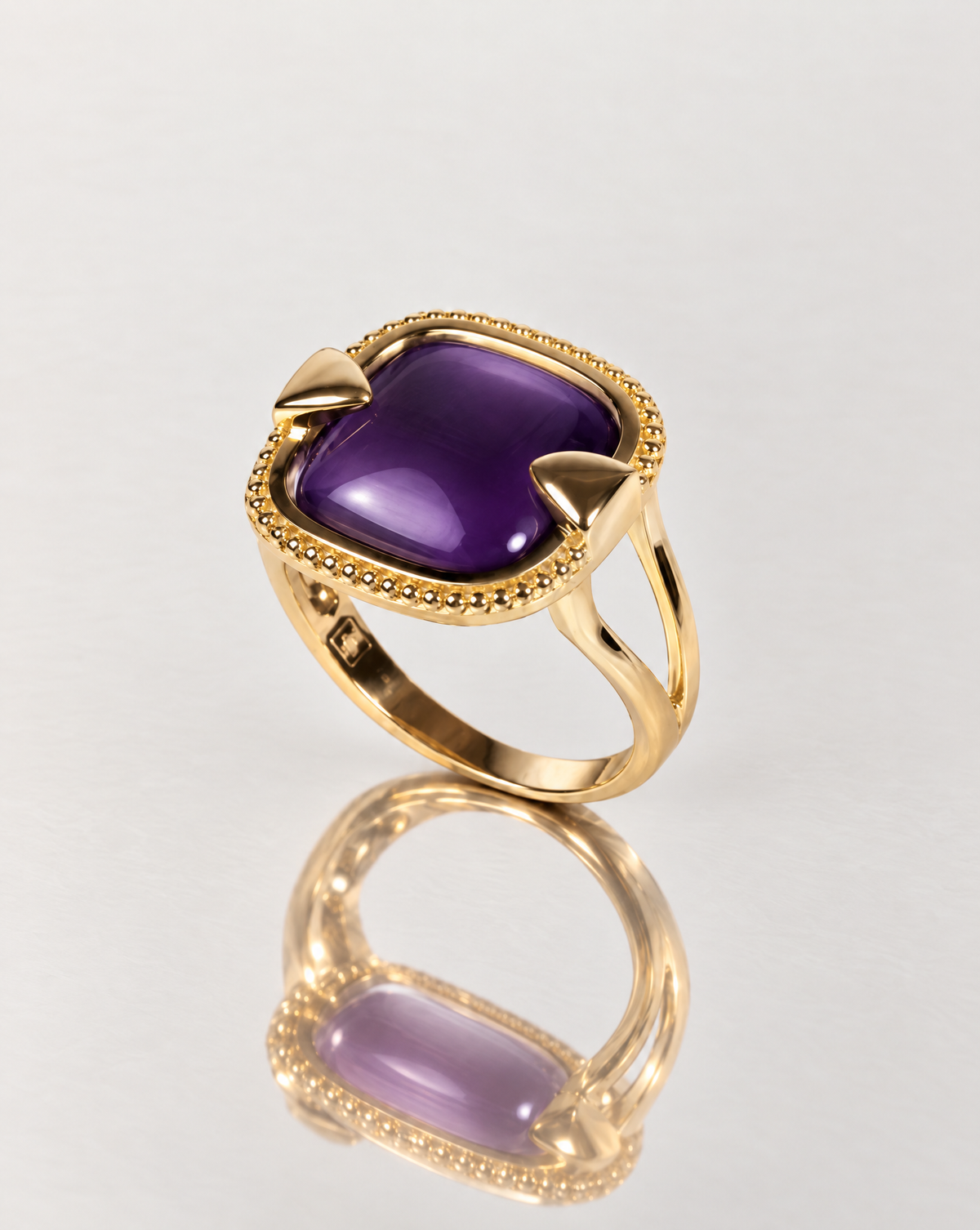 Bague dorée Muette en plaqué or 3 microns avec pierre violette, vue de face – Jossepo