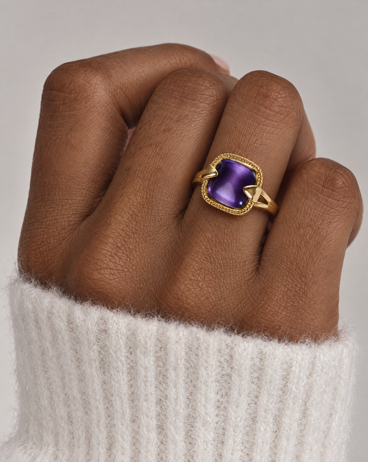 Bague Muette en plaqué or avec pierre violette portée à la main – Jossepo