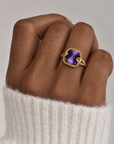 Bague Muette en plaqué or avec pierre violette portée à la main – Jossepo