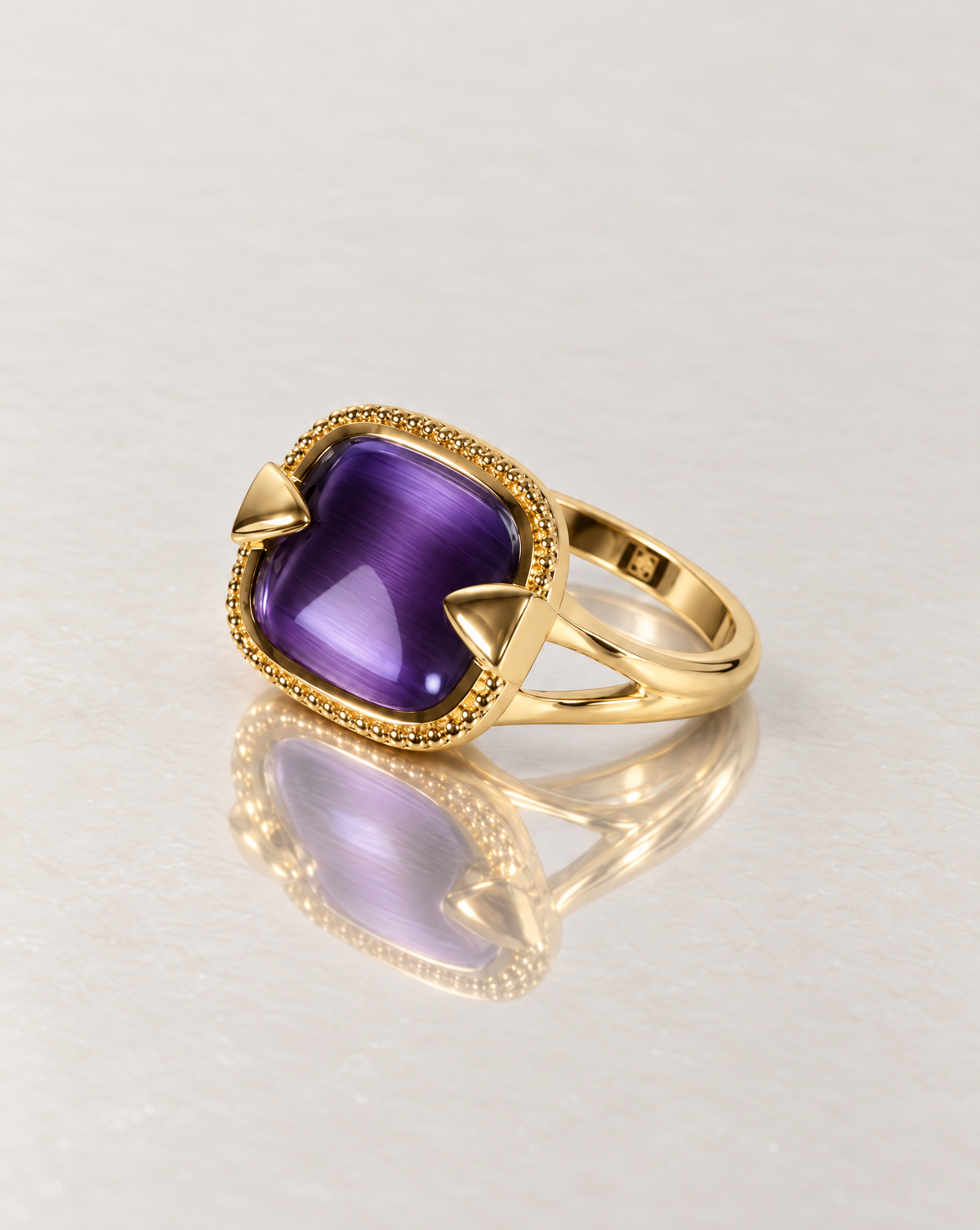 Bague Muette dorée avec pierre violette et monture ajourée, vue de profil – Jossepo