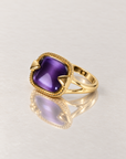 Bague Muette dorée avec pierre violette et monture ajourée, vue de profil – Jossepo