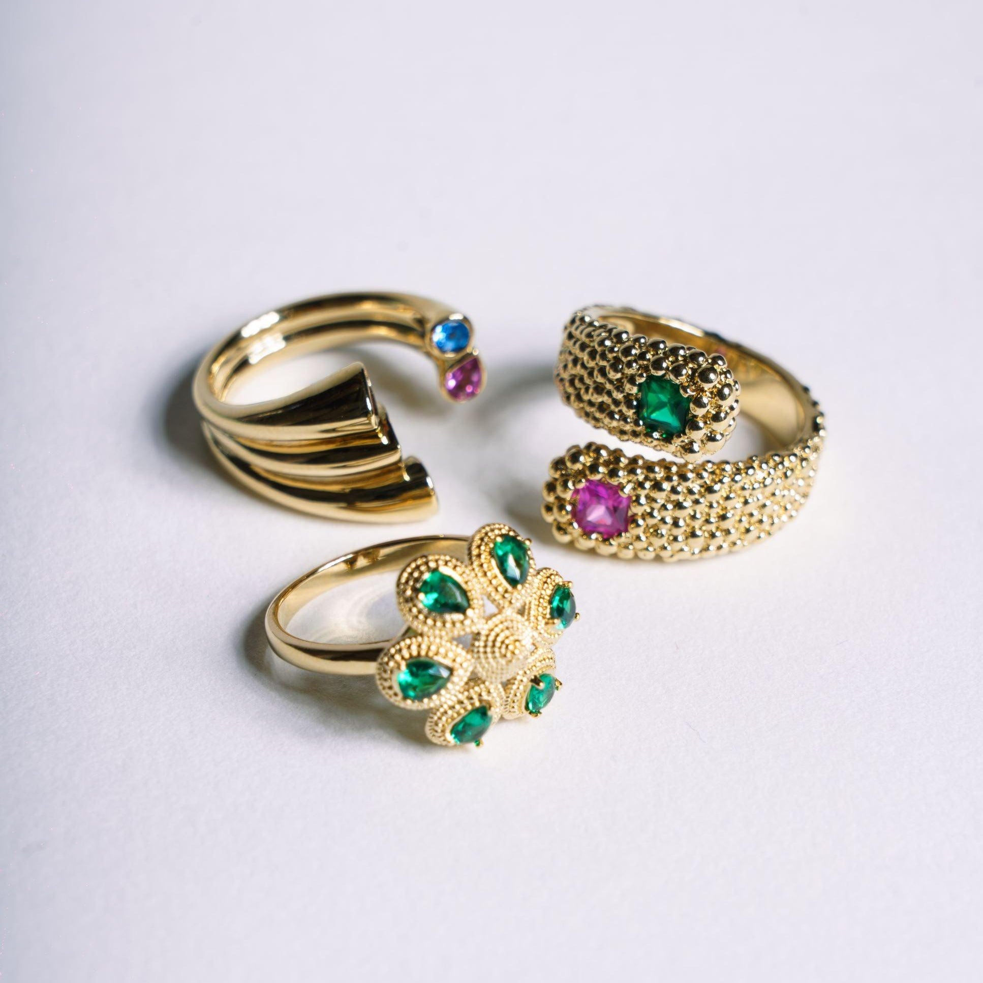 Bague Olympia dorée avec six pétales verts, style raffiné et lumineux – Jossepo