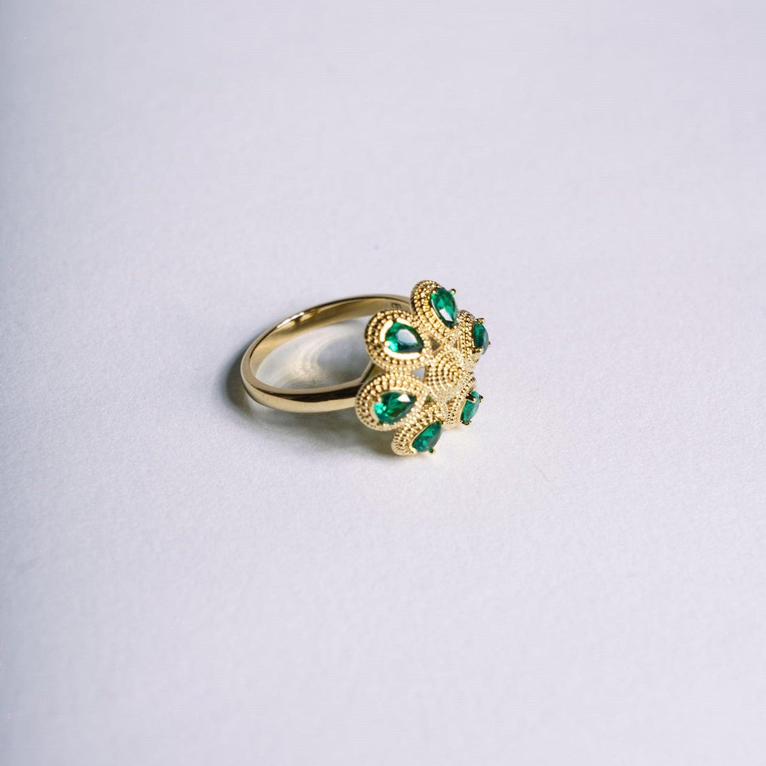 Bague Olympia dorée avec pétales en pierres vertes, design floral élégant – Jossepo