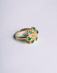 Bague Olympia dorée avec pétales en pierres vertes, design floral élégant – Jossepo