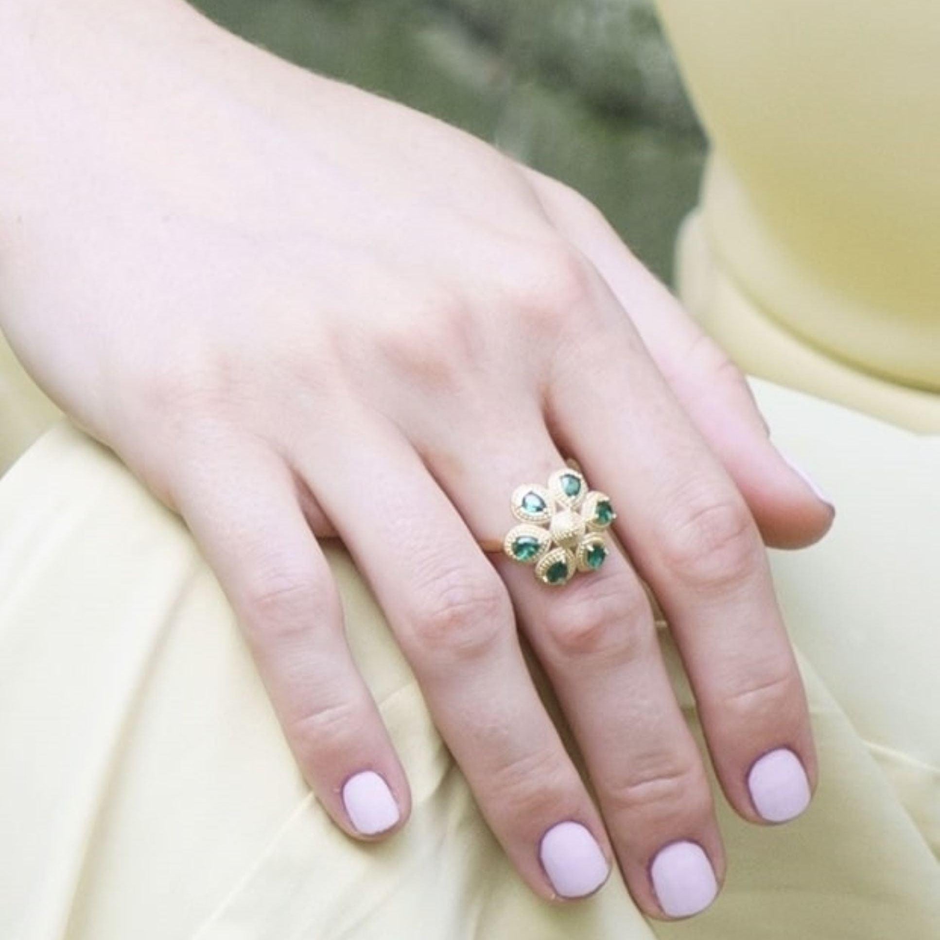 Bague Olympia délicate décorée de pierres vertes en forme de gouttes – Jossepo