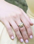 Bague Olympia délicate décorée de pierres vertes en forme de gouttes – Jossepo